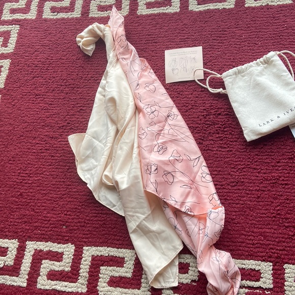 Scarfs - Picture 1 of 1